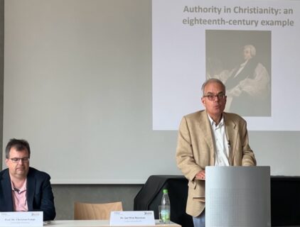 In the second lecture, Dr Jan Wim Buisman (right, Leiden University) shed light on the concept of authority from the perspective of Christianity. Prof Dr Christian Lange (l., University of Würzburg) moderated.