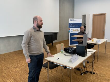 The lecture on the concept of mysticism in Islam was given by Prof. Dr. Erdal Toprakyaran, University of Tübingen; it was moderated by Dr. Pascal Held (in the foreground), FAU.