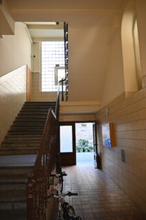 Passageway to the synagogue and staircase to the women's gallery Photo: Denise Scheuerer