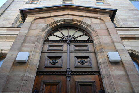 Entrance with wooden gate Photo: Denise Scheuerer