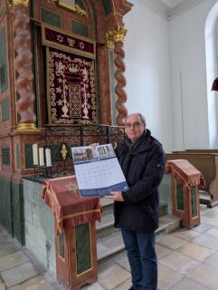 Alexander Biernoth from the Frankenbund e.V. - Ansbach Group is pleased with the depiction of the Ansbach Synagogue in the Interreligious Calendar of BaFID.