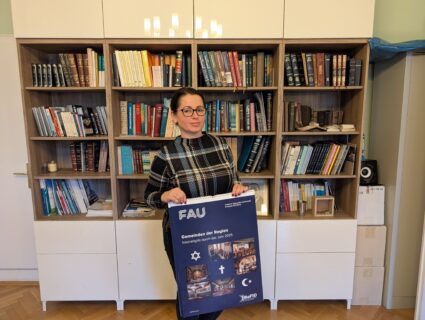 Julia Tschekalina, 1st Chairwoman of the Jewish Community of Fürth K.d.ö.R., is pleased with the Interreligious Calendar 2025.